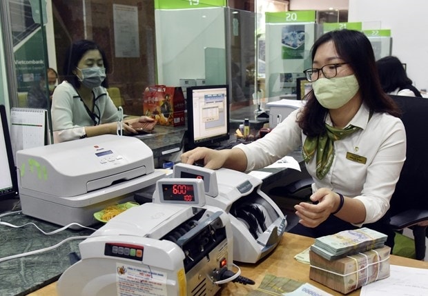 Từ năm 2020, Ngân hàng Vietcombank đã thực hiện 5 đợt giảm lãi suất nhằm hỗ trợ doanh nghiệp, người dân bị ảnh hưởng bởi đại dịch COVID-19. (Ảnh: TTXVN) Từ năm 2020, Ngân hàng Vietcombank đã thực hiện 5 đợt giảm lãi suất nhằm hỗ trợ doanh nghiệp, người dân bị ảnh hưởng bởi đại dịch COVID-19. (Ảnh: TTXVN)