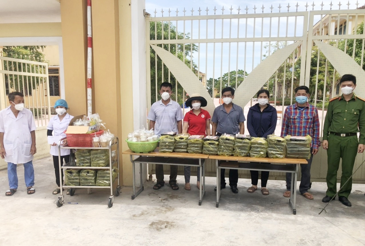 Hội Chữ thập đỏ Hà Tĩnh tổ chức nấu cơm hỗ trợ cán bộ trực kiểm soát và người dân đang thực hiện cách ly y tế Hội Chữ thập đỏ Hà Tĩnh tổ chức nấu cơm hỗ trợ cán bộ trực kiểm soát và người dân đang thực hiện cách ly y tế