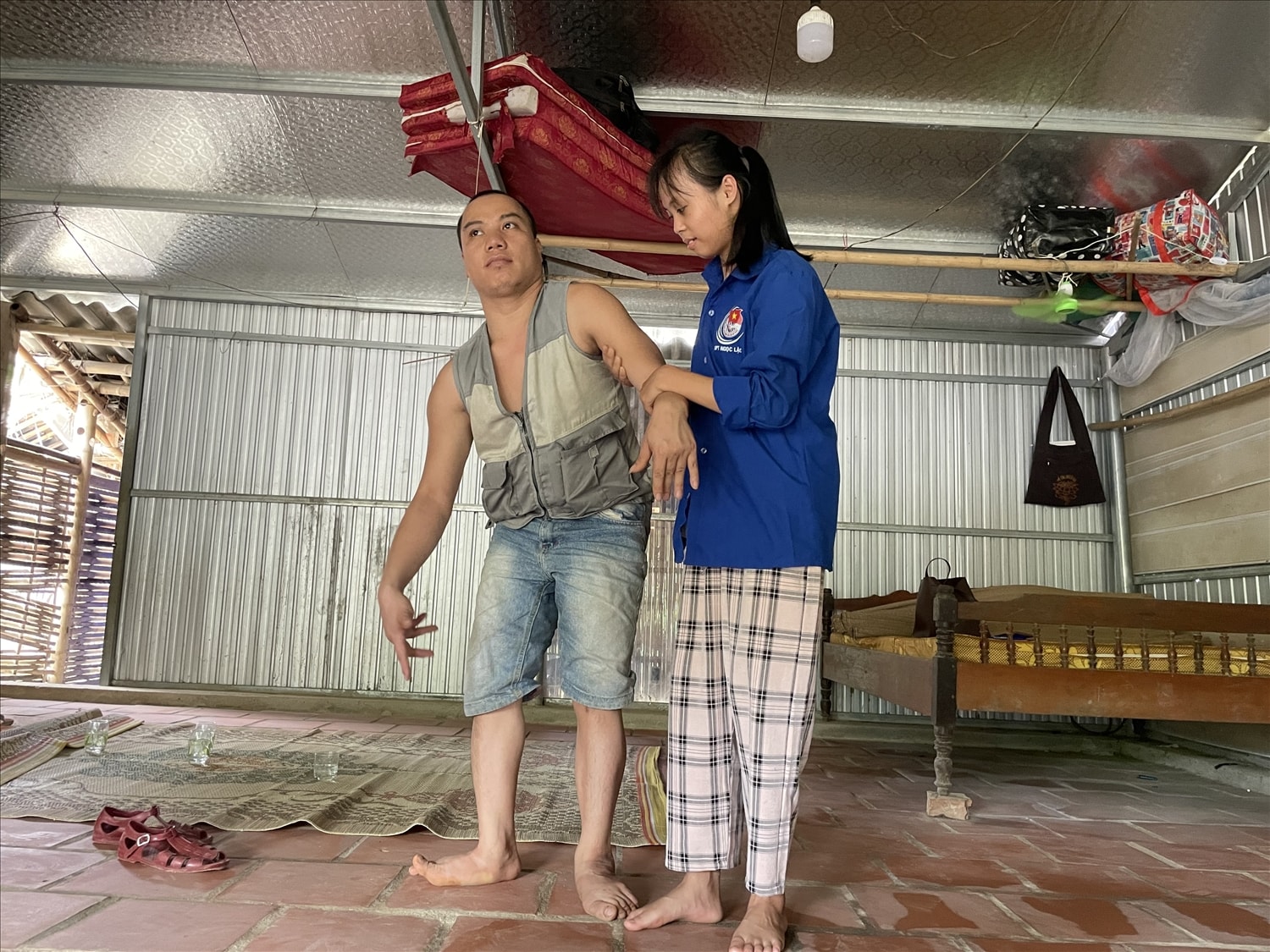 Em Phượng chăm sóc người bố tàn tật của mình Em Phượng chăm sóc người bố tàn tật của mình