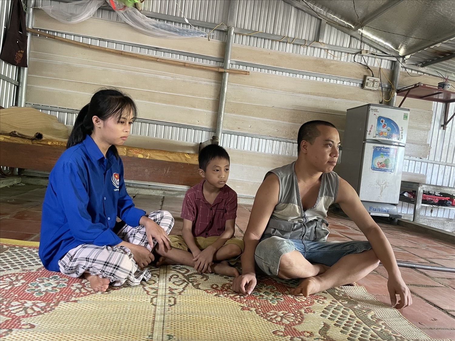 Em Phượng cùng bố và em trai Em Phượng cùng bố và em trai