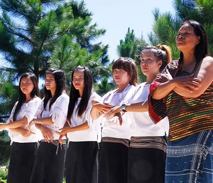 Phụ nữ Chu Ru thường mặc áo sơ mi khoác bên ngoài một tấm choàng hoặc khăn trắng