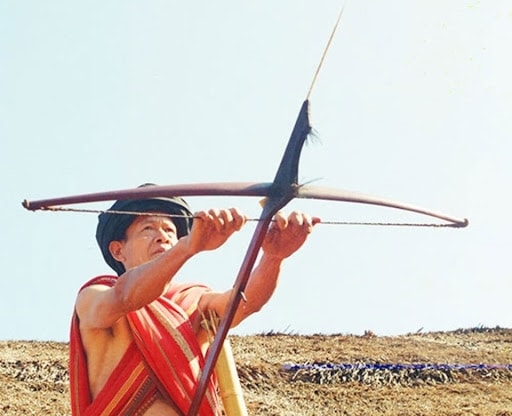 Xưa kia, đồng bào các dân tộc ở Tây Nguyên dùng nỏ để săn thú rừng