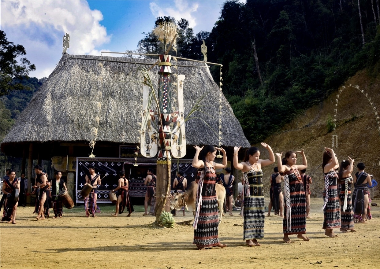 Vũ điệu tân tung da dá diễn ra trước sân nhà làng