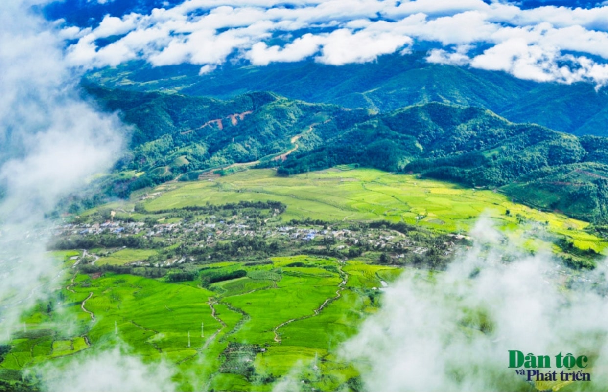Từ Sì Thâu Chải nhìn xuống thị trấn huyện Tam Đường như một lòng chảo thấp thoáng trong sương