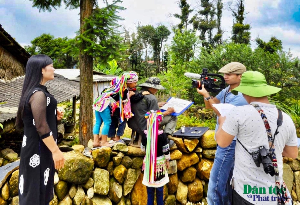 Vẻ đẹp nguyên sơ, độc đáo còn nguyên giá trị văn hóa của người Dao là lý do khiến nhiều đoàn văn nghệ sĩ, đoàn làm phim tìm về Sì Thâu Chải tác nghiệp