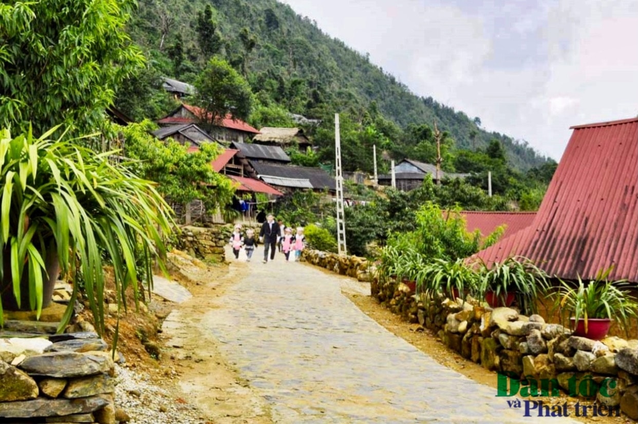 Những con đường đá tự nhiên sạch đẹp chạy giữa những bờ rào toàn địa lan rừng, Sì Thâu Chải đang mời gọi du khách đến chiêm ngưỡng vẻ đẹp mộc mạc , đậm đà bản sắc của đồng bào Dao
