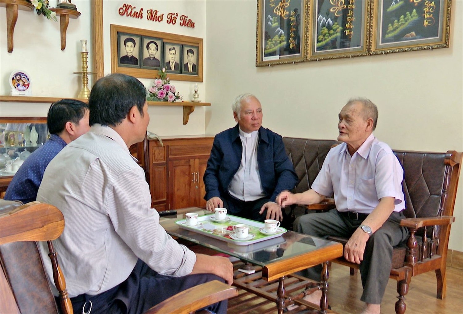 Linh mục Dương Công Hồ (người thứ hai từ phải qua trái) luôn vận động giáo dân thực hiện các phong trào ở địa phương 