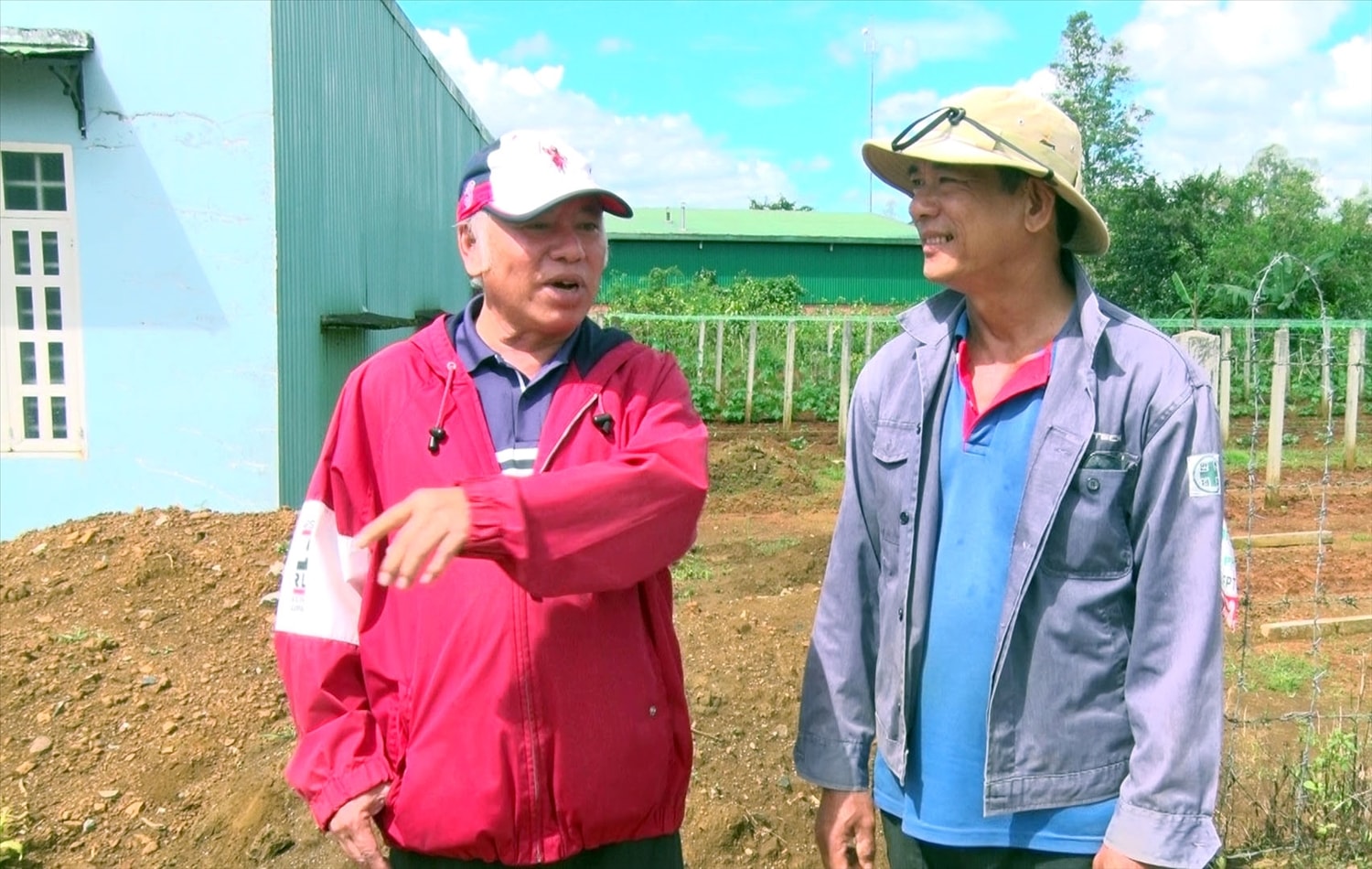 Linh mục Dương Công Hồ luôn quan tâm đến đời sống của người dân trong giáo xứ