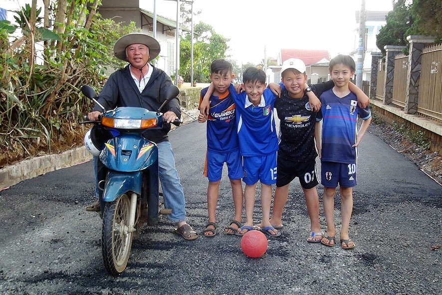Linh mục Dương Công Hồ cùng các cháu nhỏ Giáo xứ Thánh Tâm