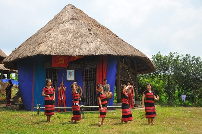 Nhà sàn của người Tà Ôi tại Làng Văn hoá – Du lịch các dân tộc Việt Nam Nhà sàn của người Tà Ôi tại Làng Văn hoá – Du lịch các dân tộc Việt Nam