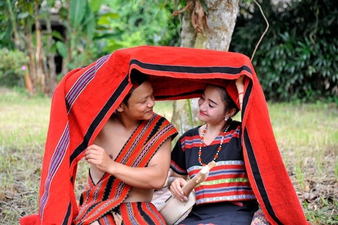 Chàng trai tới dưới nhà Xu hát những bài hát gọi, sau khi được cô gái đáp lại, chàng trai mới lên nhà Xu. Bên bếp lửa bập bùng, tới nửa đêm nếu ưng chàng trai, cô gái mới mời chàng trai thưởng thức những món ăn mình mang theo. Ngược lại, nếu cô gái không chịu trao món quà tình yêu này thì cũng đồng nghĩa với câu nói “từ chối lời cầu hôn của chàng” Chàng trai tới dưới nhà Xu hát những bài hát gọi, sau khi được cô gái đáp lại, chàng trai mới lên nhà Xu. Bên bếp lửa bập bùng, tới nửa đêm nếu ưng chàng trai, cô gái mới mời chàng trai thưởng thức những món ăn mình mang theo. Ngược lại, nếu cô gái không chịu trao món quà tình yêu này thì cũng đồng nghĩa với câu nói “từ chối lời cầu hôn của chàng”