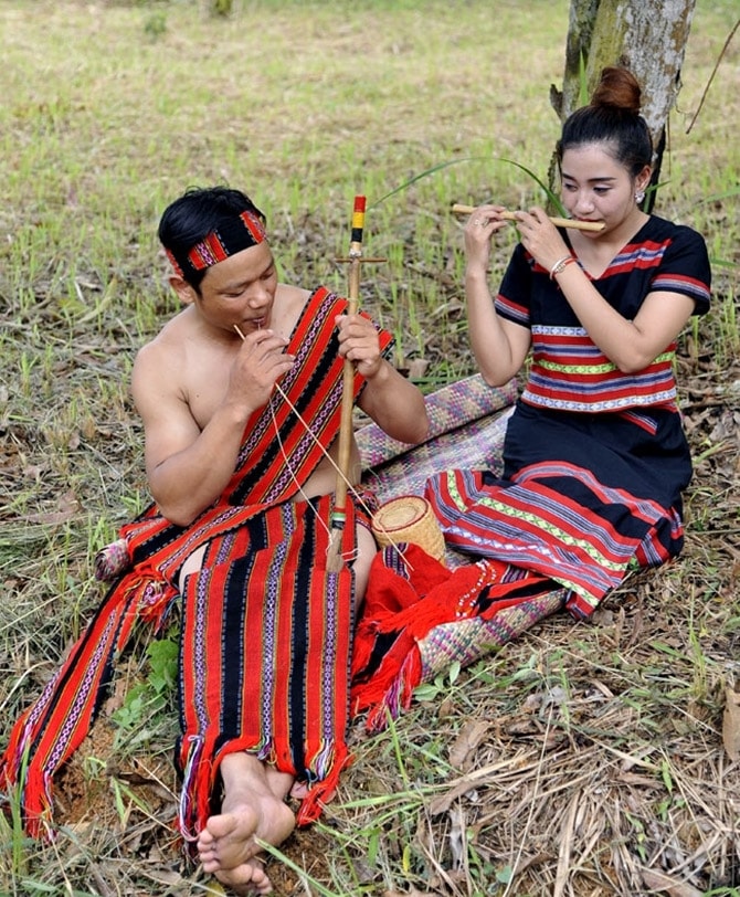 Để chiếm được cảm tình của cô gái, chàng trai không chỉ hát, mà còn đàn cho thật hay, thật xao xuyến, dáng vẻ, nét mặt thật cảm động, dễ thương sao cho cô gái chịu mở lòng với mình. Mùa sim, các chàng trai Pa Kô thường tỏ tình bằng giọng hát ngọt ngào với các giai điệu như: Cha chấp, Xiềng, Ba bói, Phỉ ku moor hay bằng tiếng đàn abeel, âng krao, âng koái, tireel, khền, tâm preh nỉ non tha thiết Để chiếm được cảm tình của cô gái, chàng trai không chỉ hát, mà còn đàn cho thật hay, thật xao xuyến, dáng vẻ, nét mặt thật cảm động, dễ thương sao cho cô gái chịu mở lòng với mình. Mùa sim, các chàng trai Pa Kô thường tỏ tình bằng giọng hát ngọt ngào với các giai điệu như: Cha chấp, Xiềng, Ba bói, Phỉ ku moor hay bằng tiếng đàn abeel, âng krao, âng koái, tireel, khền, tâm preh nỉ non tha thiết