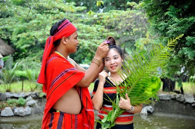 Chính những điệu hát giao duyên này khiến tình cảm giữa người con trai, con gái ngày càng khăng khít, bền chặt hơn để có thể về thưa với ông bà, cha mẹ để đi đến một cuộc hôn nhân hạnh phúc Chính những điệu hát giao duyên này khiến tình cảm giữa người con trai, con gái ngày càng khăng khít, bền chặt hơn để có thể về thưa với ông bà, cha mẹ để đi đến một cuộc hôn nhân hạnh phúc