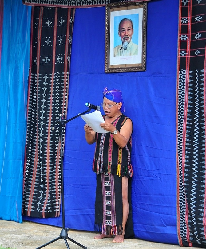 Ông Hồ Hoài Nam, thôn Pa Ring, xã Hồng Hạ, huyện A Lưới (tỉnh Thừa Thiên Huế) đọc diễn văn về tâm nguyện của đồng bào A Lưới được mang họ Hồ dưới chân dung Bác Hồ và trước nhóm cộng đồng dân tộc Tà Ôi Ông Hồ Hoài Nam, thôn Pa Ring, xã Hồng Hạ, huyện A Lưới (tỉnh Thừa Thiên Huế) đọc diễn văn về tâm nguyện của đồng bào A Lưới được mang họ Hồ dưới chân dung Bác Hồ và trước nhóm cộng đồng dân tộc Tà Ôi