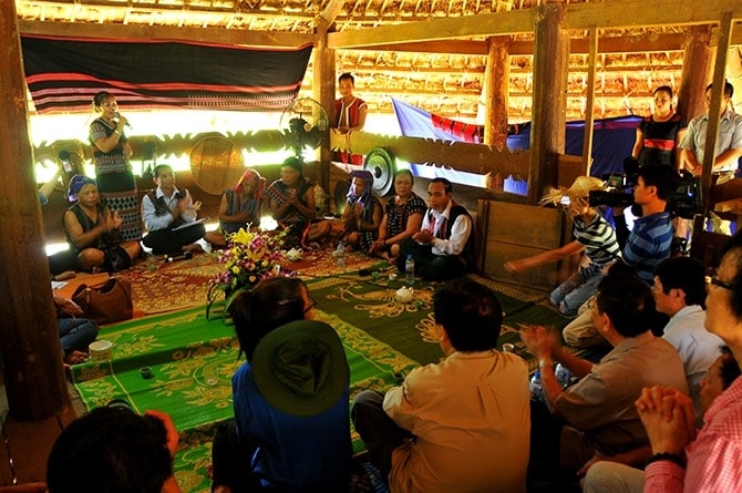 Lễ đặt tên họ Hồ là hoạt động giàu ý nghĩa, bày tỏ tấm lòng của người Tà Ôi luôn hướng về Đảng, về Bác Hồ kính yêu, thể hiện tinh thần đại đoàn kết giữa 54 dân tộc anh em Lễ đặt tên họ Hồ là hoạt động giàu ý nghĩa, bày tỏ tấm lòng của người Tà Ôi luôn hướng về Đảng, về Bác Hồ kính yêu, thể hiện tinh thần đại đoàn kết giữa 54 dân tộc anh em