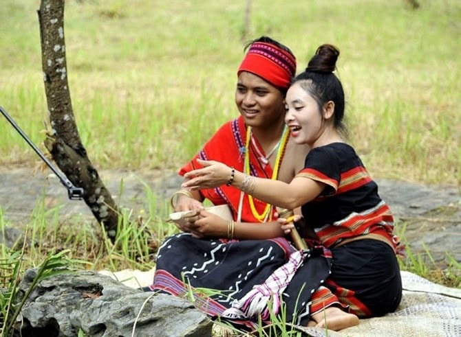 Vào mùa đi sim, những đêm trăng sáng, người con trai và con gái Pa Kô lại tìm đến nơi hò hẹn bên con suối, những ngôi nhà Xu thơ mộng giữa rừng để cùng trò chuyện Vào mùa đi sim, những đêm trăng sáng, người con trai và con gái Pa Kô lại tìm đến nơi hò hẹn bên con suối, những ngôi nhà Xu thơ mộng giữa rừng để cùng trò chuyện