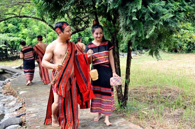 Những chàng trai Pa Kô thường mang theo chuỗi cườm, hạt mã não... làm vật ngỏ lời Những chàng trai Pa Kô thường mang theo chuỗi cườm, hạt mã não... làm vật ngỏ lời