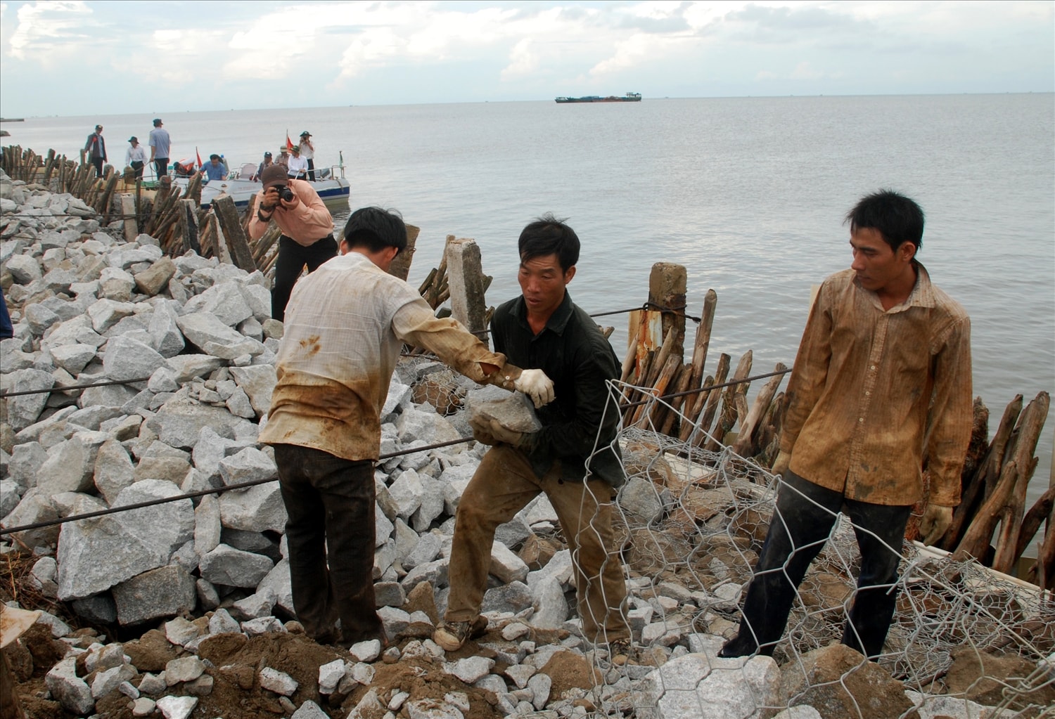 Dù điều kiện thời tiết khó khăn nhưng nhiều chủ đầu tư vẫn tìm nhiều giải pháp đẩy nhanh tiến độ thi công Dù điều kiện thời tiết khó khăn nhưng nhiều chủ đầu tư vẫn tìm nhiều giải pháp đẩy nhanh tiến độ thi công
