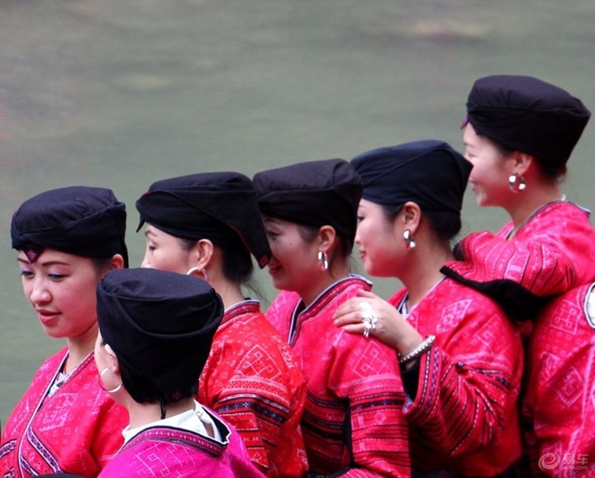 Phụ nữ Dao Đỏ chưa kết hôn thường buộc tóc thành khăn đội đầu và chỉ người nhà mới có thể nhìn thấy được mái tóc của cô ấy.