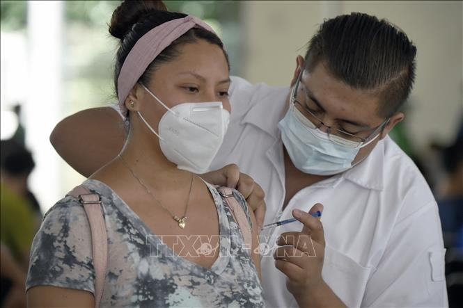 Tiêm vaccine COVID-19 cho người dân tại Mexico City, Mexico. Ảnh: AFP/TTXVN Tiêm vaccine COVID-19 cho người dân tại Mexico City, Mexico. Ảnh: AFP/TTXVN