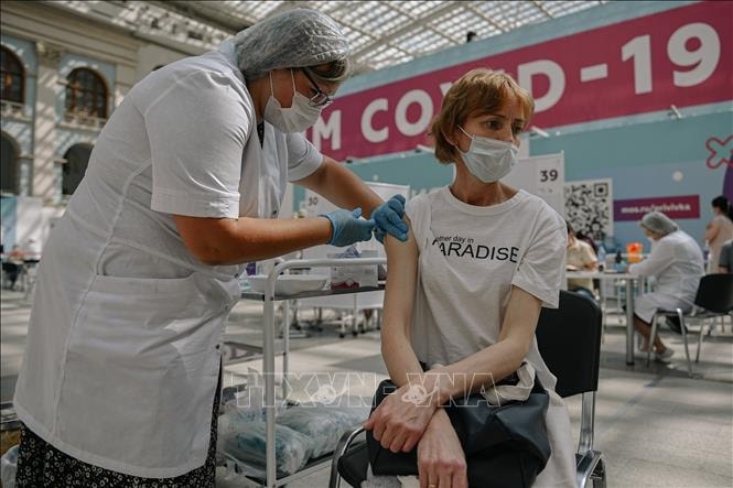 Tiêm vaccine COVID-19 cho người dân ở Moskva, Nga ngày 4/8/2021. Ảnh: THX/TTXV Tiêm vaccine COVID-19 cho người dân ở Moskva, Nga ngày 4/8/2021. Ảnh: THX/TTXV