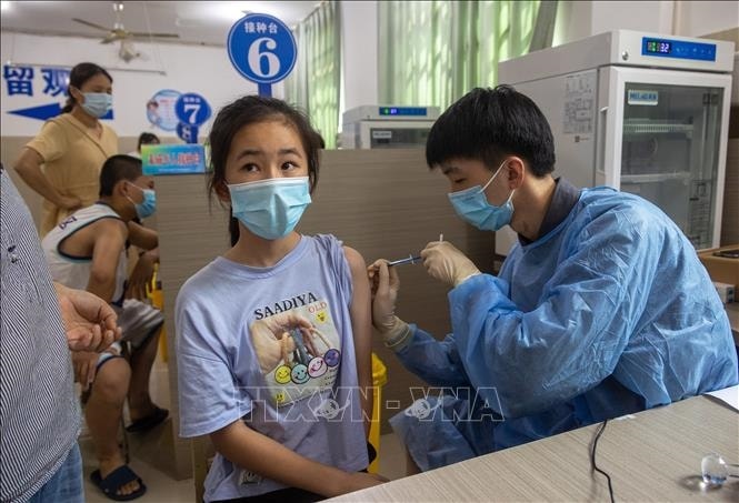 Tiêm vaccine COVID-19 cho người dân tại tỉnh Chiết Giang, Trung Quốc ngày 12/8/2021. Ảnh: THX/TTXVN Tiêm vaccine COVID-19 cho người dân tại tỉnh Chiết Giang, Trung Quốc ngày 12/8/2021. Ảnh: THX/TTXVN