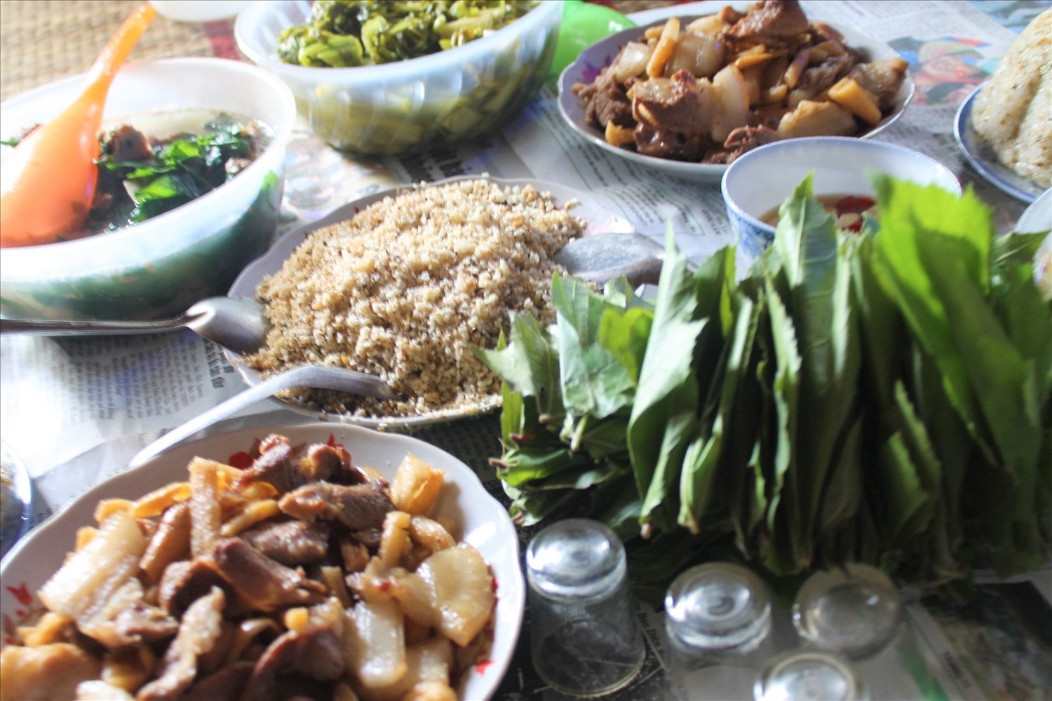 Mâm cơm có trứng kiến gói với lá sau sau sau