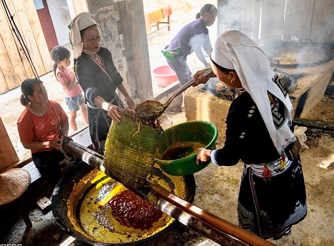 Mùa thu hoạch sáp ong của người Dao Tiền 