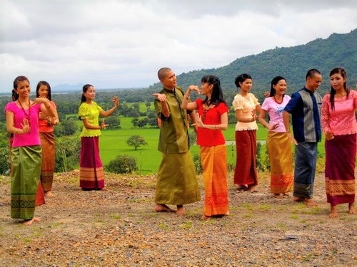 Nam nữ dân tộc Khmer hòa mình vào điệu múa lâm thôn tập thể rất mềm mại và duyên dáng