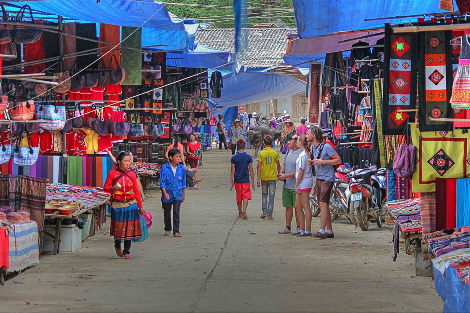 Chợ phiên Bắc Hà là một trong những điểm đến hấp dẫn du khách. Ảnh: T.L Chợ phiên Bắc Hà là một trong những điểm đến hấp dẫn du khách. Ảnh: T.L