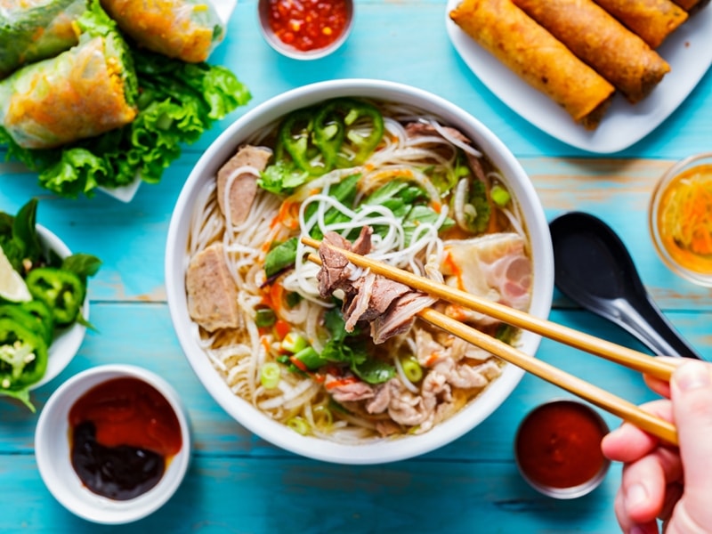 Món bún bò Huế đầy màu sắc hấp dẫn (Ảnh: BlueDragonTours)