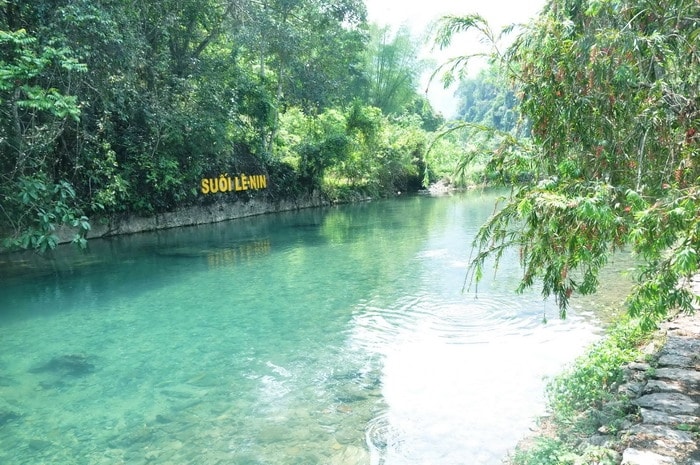 Suối Lê Nin được người dân bản địa gọi là suối Giàng hay Dòng Trừng