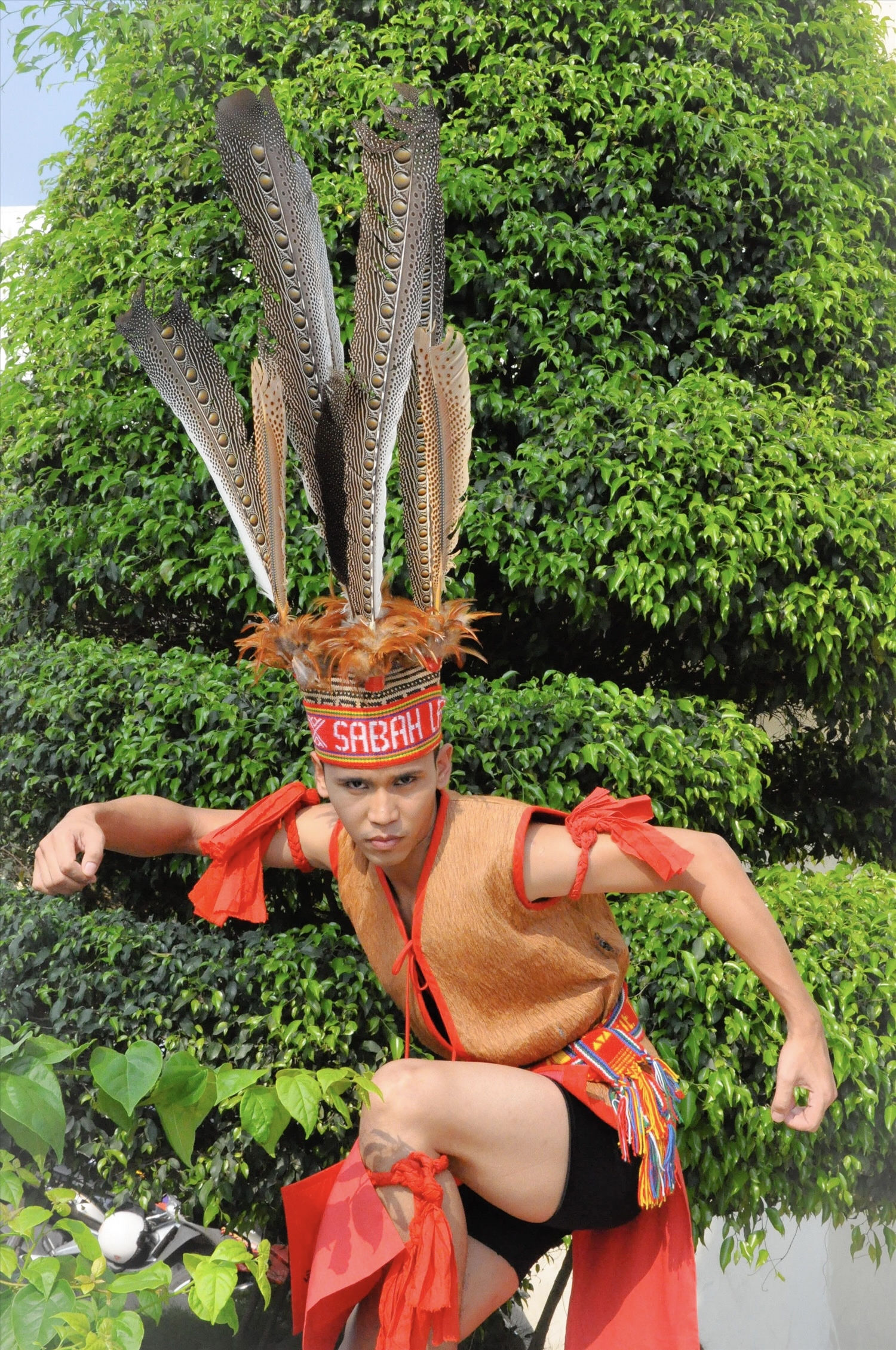 Trang phục lông chim của nam giới dân tộc Murut, vùng Sabah, đảo Borneo, Malaysia Trang phục lông chim của nam giới dân tộc Murut, vùng Sabah, đảo Borneo, Malaysia