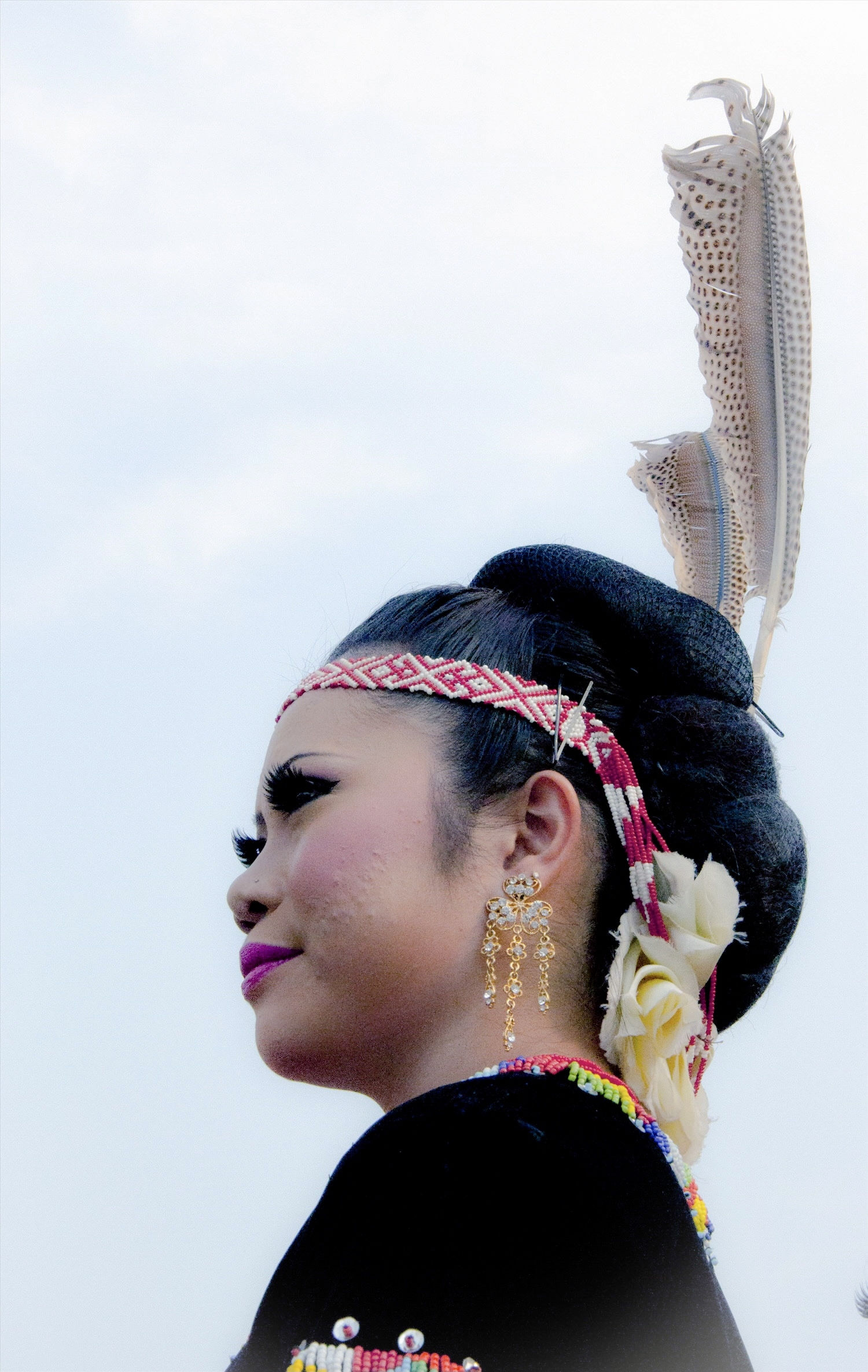 Phụ nữ dân tộc Ulu vùng Sarawak, đảo Borneo, Malaysia với trang sức lông chim sau gáy Phụ nữ dân tộc Ulu vùng Sarawak, đảo Borneo, Malaysia với trang sức lông chim sau gáy