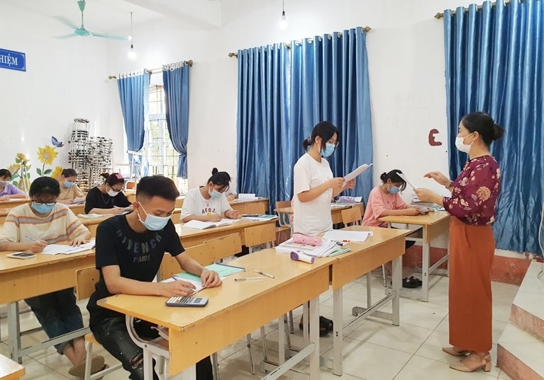 Giáo viên và học sinh Trường Phổ thông DTNT cấp 2, 3 tỉnh nỗ lực ôn tập trước Kỳ thi tốt nghiệp THPT năm 2021. (Ảnh chụp tháng 6/2021)
