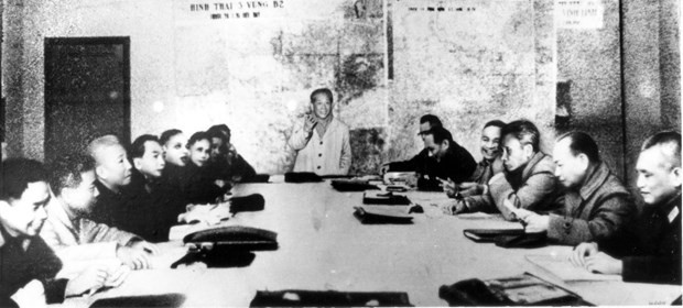 Hội nghị Bộ Chính trị mở rộng (18/12/1974 - 8/1/1975) có sự tham gia của đồng chí Lê Duẩn (đứng giữa), hàng bên trái, từ dưới lên, gồm đồng chí Phạm Hùng (thứ 2), Đại tướng Võ Nguyên Giáp (thứ 4), đồng chí Lê Đức Thọ; hàng bên phải, từ dưới lên, gồm Đại tướng Văn Tiến Dũng, đồng chí Trường Chinh, đồng chí Phạm Văn Đồng