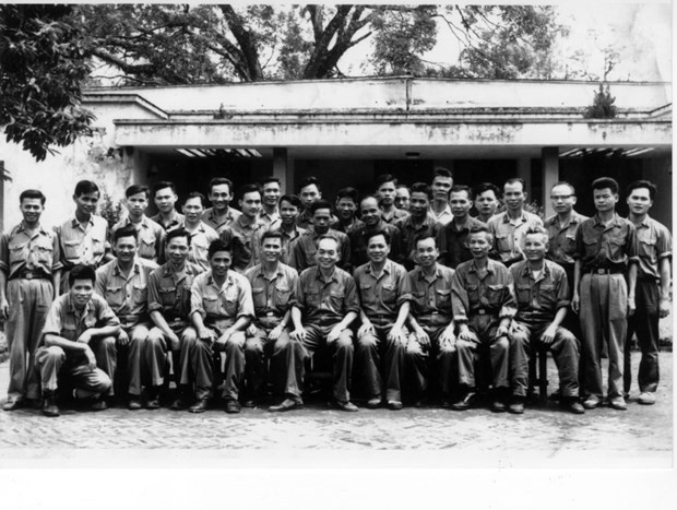 Đại tướng Võ Nguyên Giáp chụp ảnh cùng cán bộ chủ chốt trước nhà Quân ủy Trung ương ngày 30/4/1975