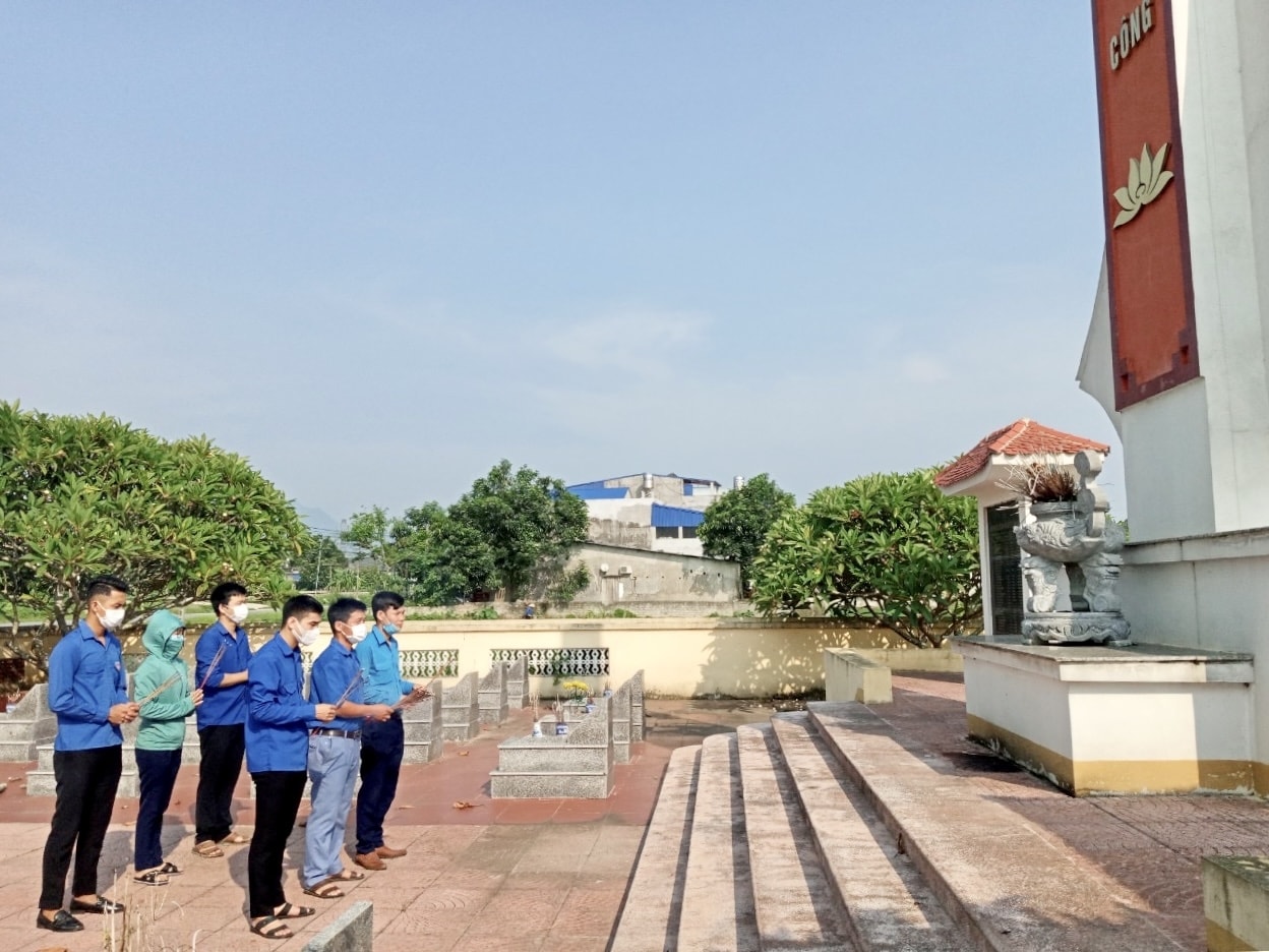 Đoàn thanh niên xã Bản Ngoại, huyện Đại Từ (Thái Nguyên) thắp hương tri ân các Anh hùng liệt sỹ tại Nghĩa trang liệt sỹ tỉnh Đoàn thanh niên xã Bản Ngoại, huyện Đại Từ (Thái Nguyên) thắp hương tri ân các Anh hùng liệt sỹ tại Nghĩa trang liệt sỹ tỉnh