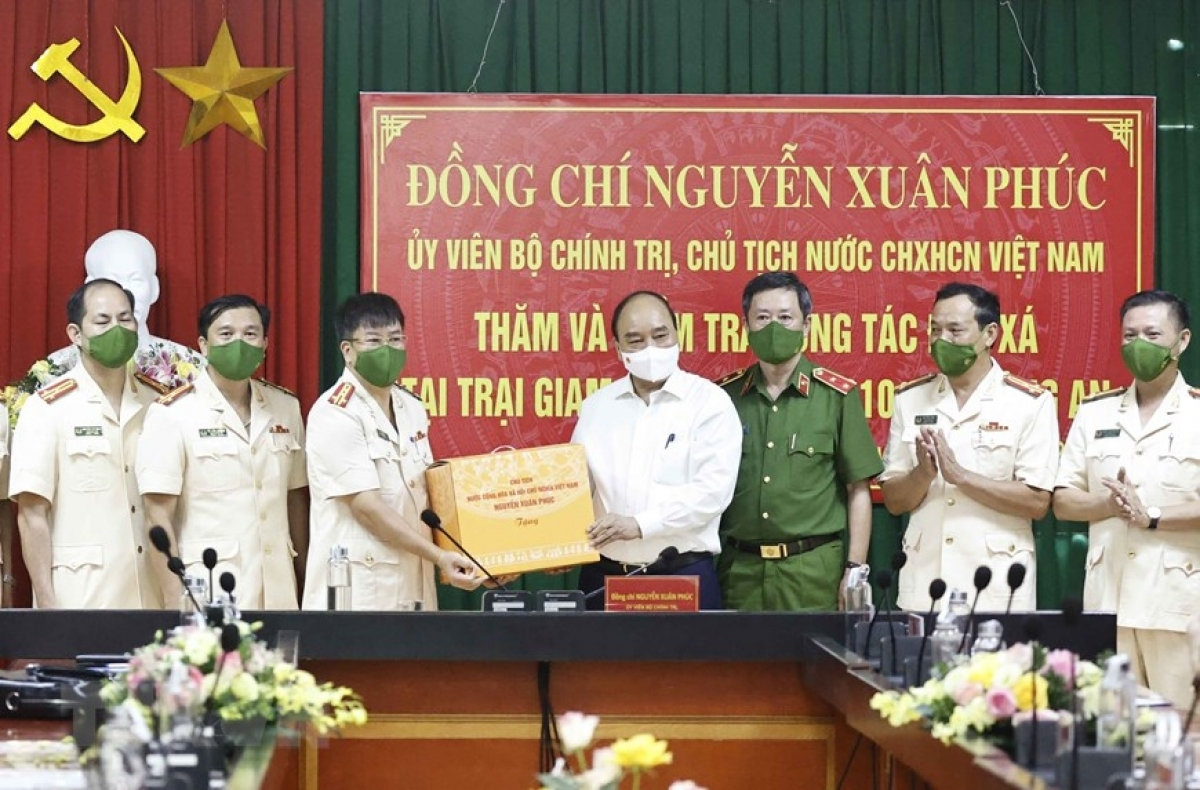 Chủ tịch nước tặng quà cho cán bộ, chiến sĩ công tác tại trại giam Ngọc Lý.