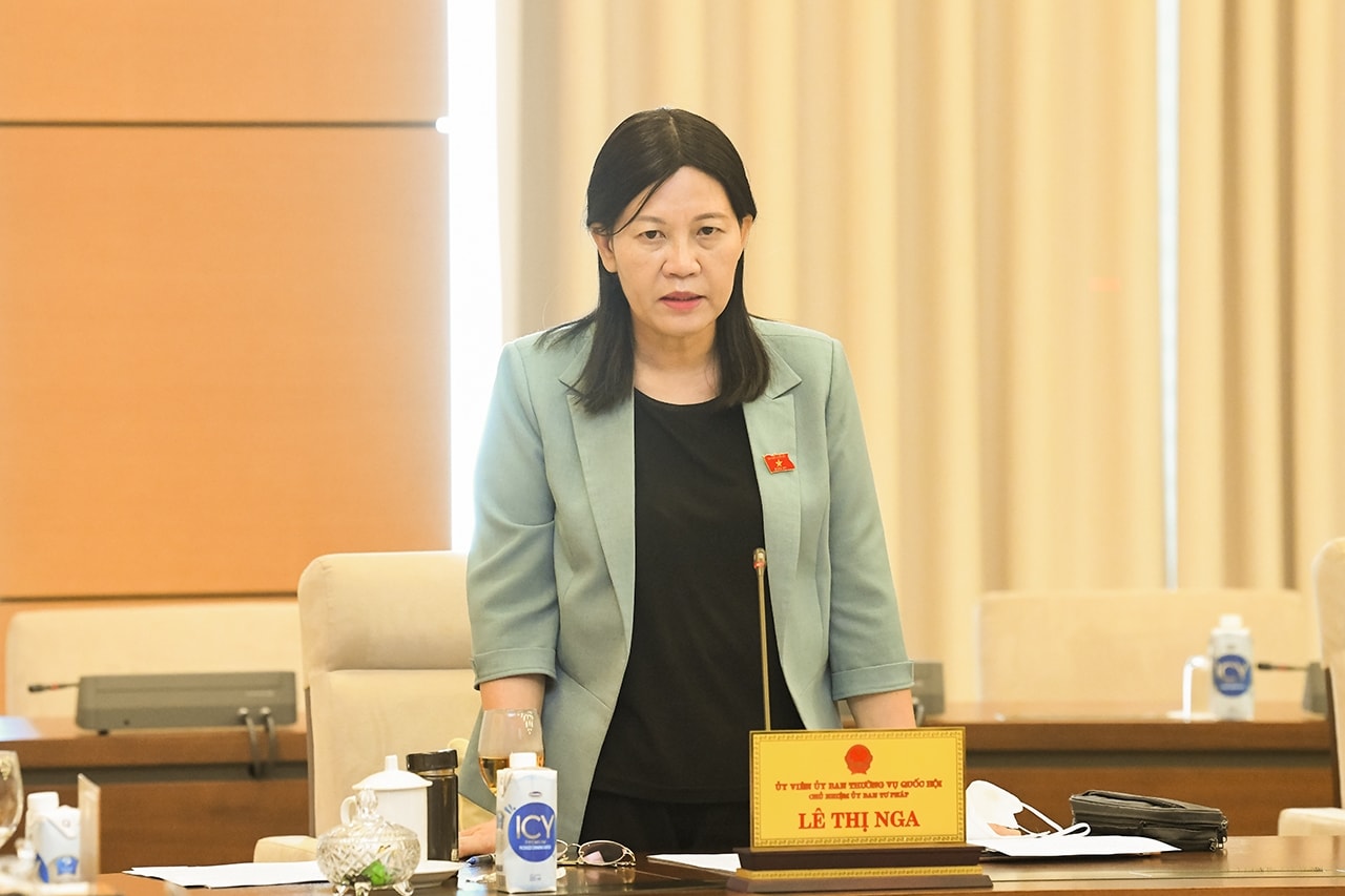 Chủ nhiệm Ủy ban Tư pháp Lê Thị Nga thảo luận tại phiên họp