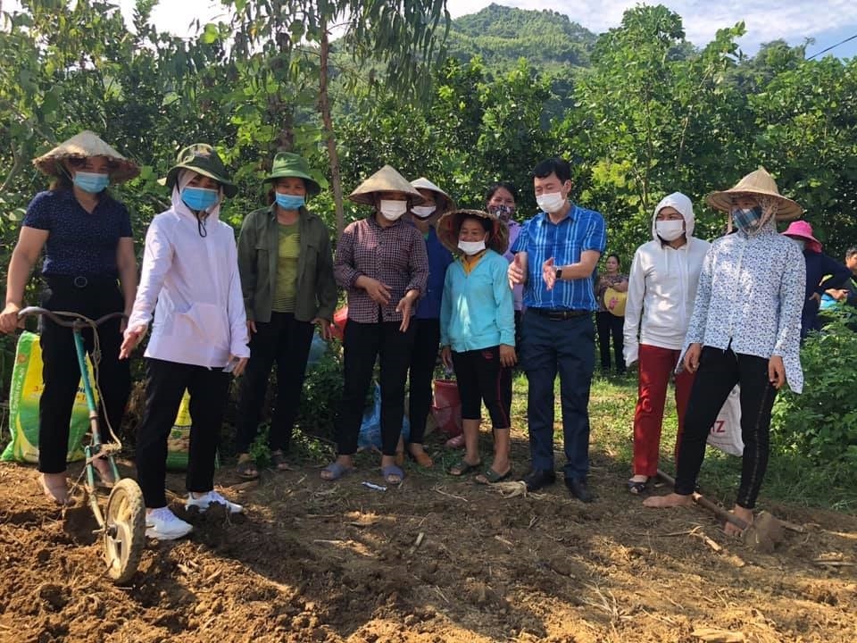 Cán bộ khuyến nông hướng dẫn người dân kỹ thuật trong nông nghiệp Cán bộ khuyến nông hướng dẫn người dân kỹ thuật trong nông nghiệp