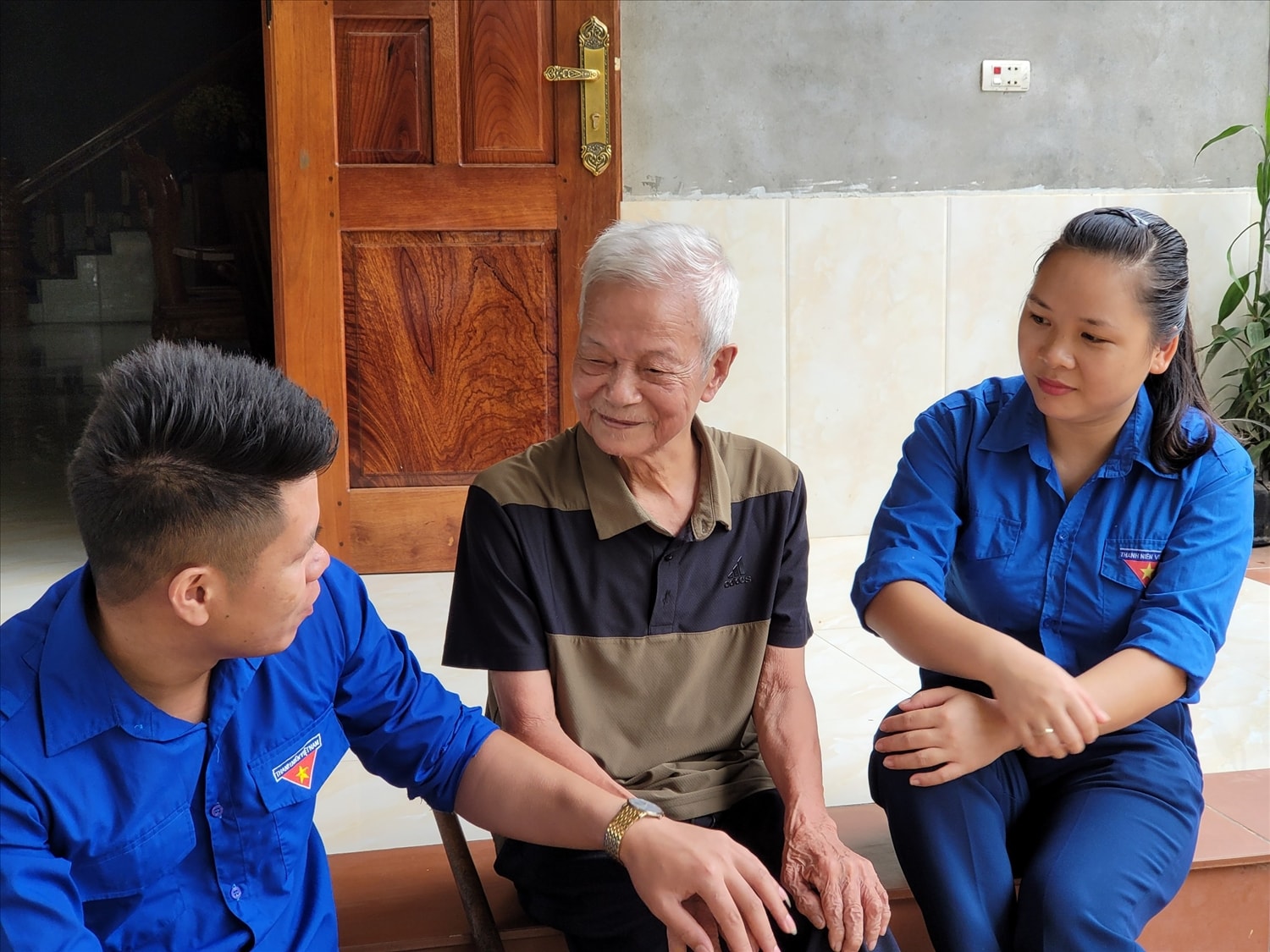 Ông Hoàng Văn Tam, thôn Làng Chạp, xã Trung Sơn (Yên Sơn) kể cho thế hệ trẻ về kỷ niệm những lần được gặp Bác.