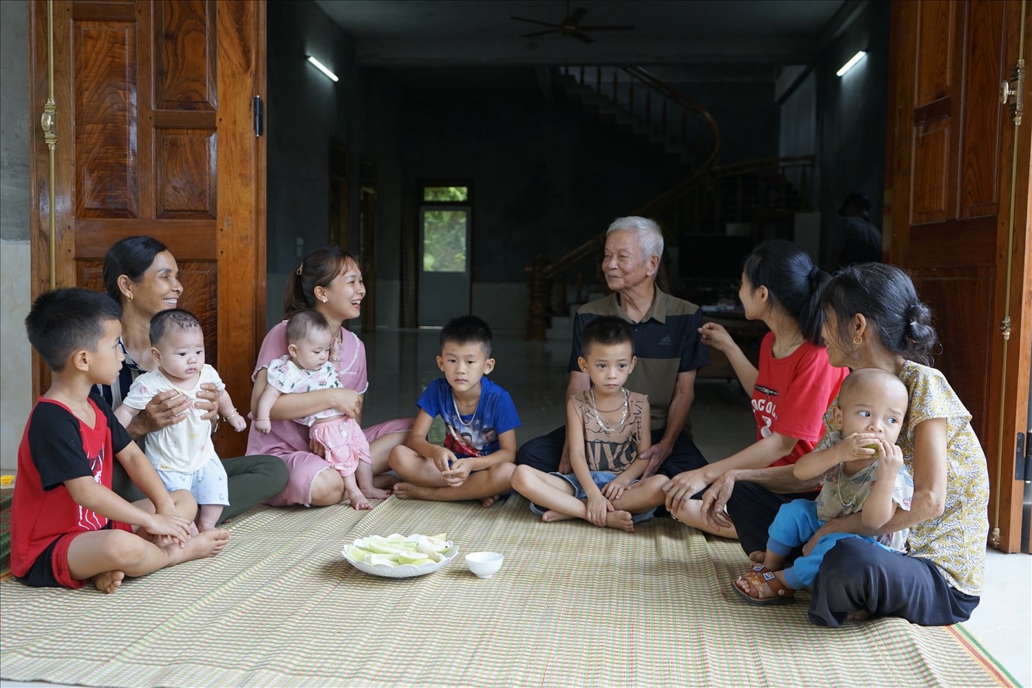 Hạnh phúc tuổi già của ông Hoàng Văn Tam bên đàn con cháu