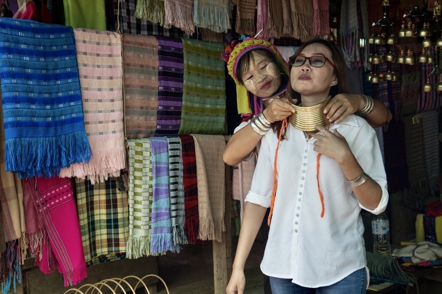 Du khách đeo thử những chiếc vòng cổ truyền thống