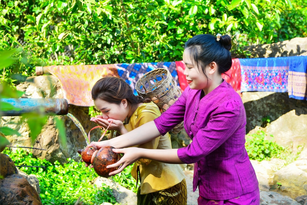 Thiếu nữ Lào ở Mường Luân