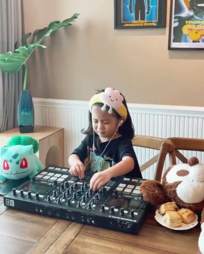 Nhân vật nhí tham gia vào thử thách này, khiến dân mạng không khỏi tấm tắc vì độ dễ thương, đó là Liu Đan - con gái hot girl Hạt Mít