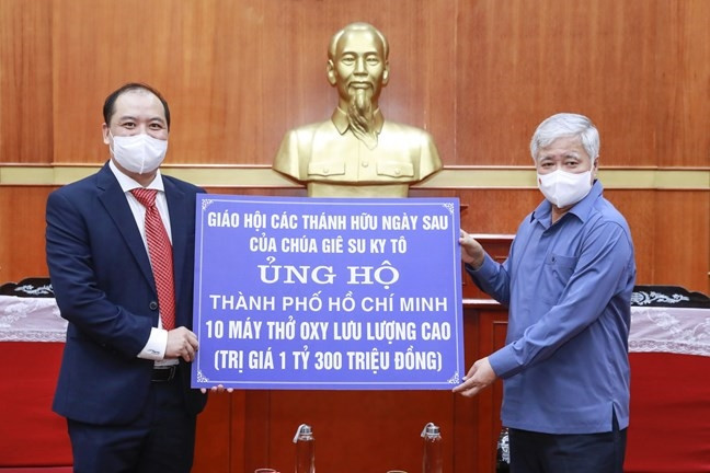 Chủ tịch Ủy ban Trung ương MTTQ Việt Nam Đỗ Văn Chiến tiếp nhận ủng hộ từ Giáo hội các Thánh hữu Ngày sau của Chúa Giê su Ky tô