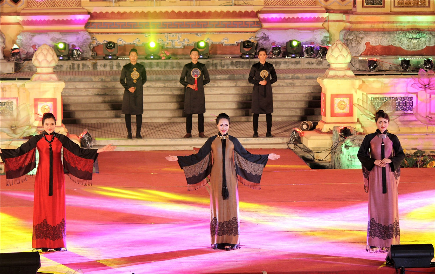 Trình diễn áo dài tại Festival Huế 2018