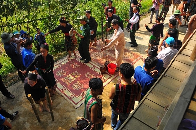 Đồng bào dân tộc Ơ Đu, bản Văng Môn, xã Nga My, huyện Tương Dương, giới thiệu Lễ mừng tiếng sấm, một đặc trưng văn hoá của dân tộc mình. (Ảnh: D Bình) Đồng bào dân tộc Ơ Đu, bản Văng Môn, xã Nga My, huyện Tương Dương, giới thiệu Lễ mừng tiếng sấm, một đặc trưng văn hoá của dân tộc mình. (Ảnh: D Bình)