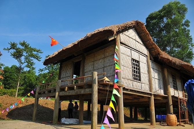 Mẫu nhà sàn truyền thống của người Ơ Đu. (Ảnh: D Bình) Mẫu nhà sàn truyền thống của người Ơ Đu. (Ảnh: D Bình)